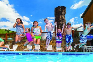 Una piscina al aire libre, sillones reclinables de piscina