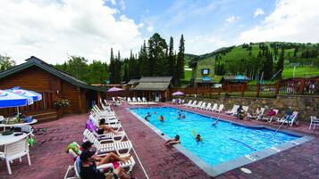 Piscine intérieure et extérieure