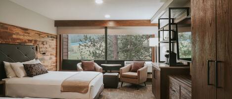 Caja de seguridad en la habitación y tabla de planchar con plancha