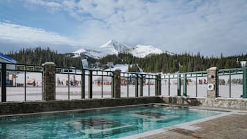 Piscina a l'aire lliure, para-sols i gandules