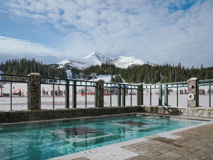 Utomhuspool, parasoller och solstolar