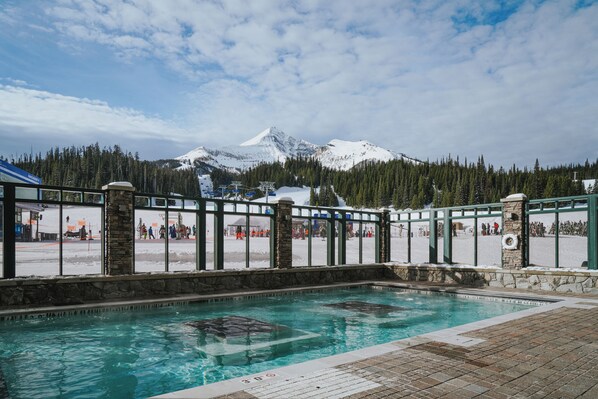 Piscine extérieure, parasols, chaises longues