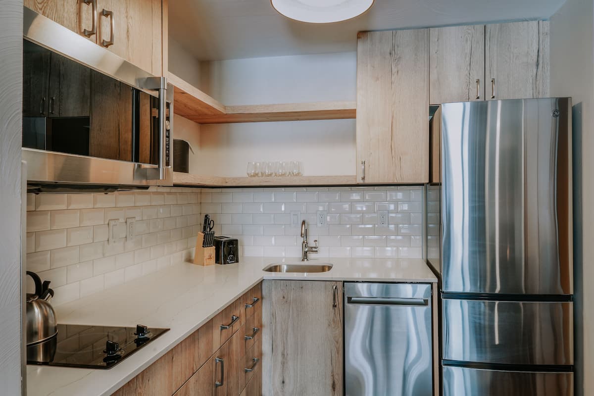 studio, 1 queen bed (summit) | private kitchen | coffee/tea maker