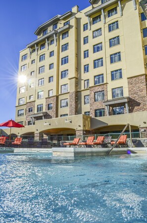 Outdoor pool, pool umbrellas, sun loungers - The Summit Hotel at Big Sky Resort (Big Sky)
