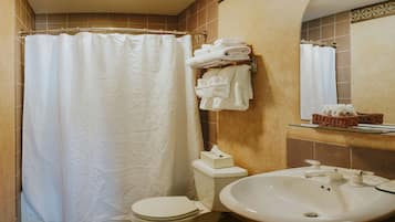 Combined shower/tub, free toiletries, hair dryer, towels
