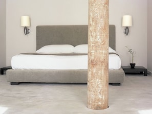 Frette Italian sheets, premium bedding, in-room safe, desk