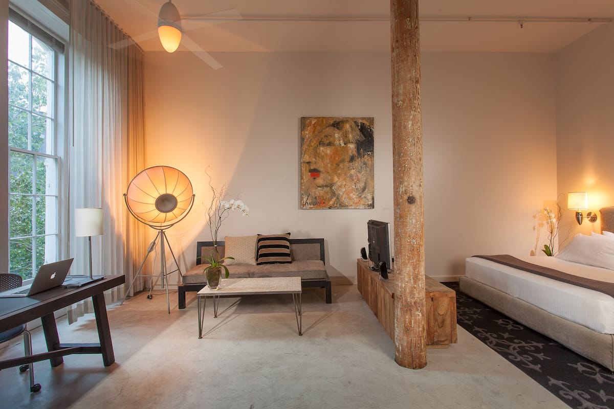 Rom – deluxe, 1 kingsize-seng, byutsikt (Studio Loft - LDNK) | Italienske Frette-laken, sengetøy av topp kvalitet og safe på rommet
