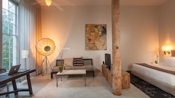 Deluxe Room, 1 King Bed, City View (Studio Loft - LDNK) | Frette Italian sheets, premium bedding, in-room safe, desk