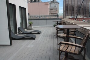 Suíte superior, 1 cama King, vista para a cidade (Penthouse Loft with Private Terrace) | Terraço/pátio