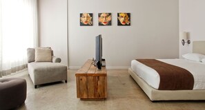 Quarto luxo, 1 cama King, vista para a cidade (Studio Loft - LDNK) | Lençóis italianos Frette, roupas de cama premium, cofres nos quartos