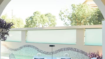 Dinner and brunch served