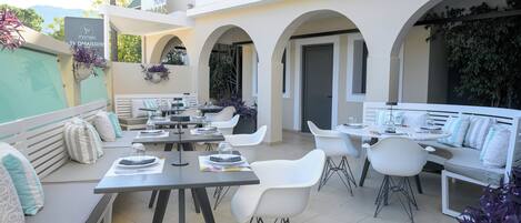 Dinner and brunch served