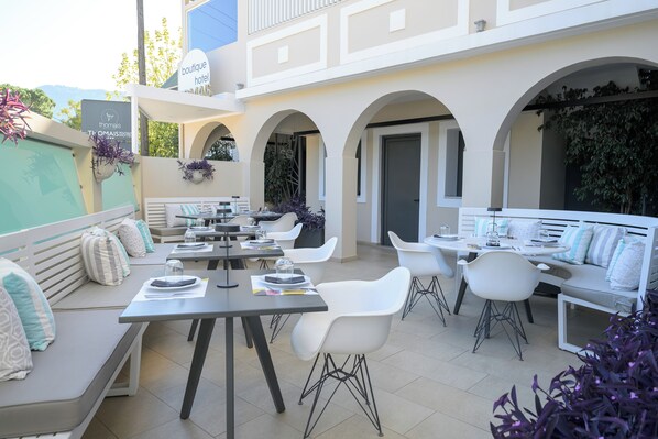 Serveert diner en brunch