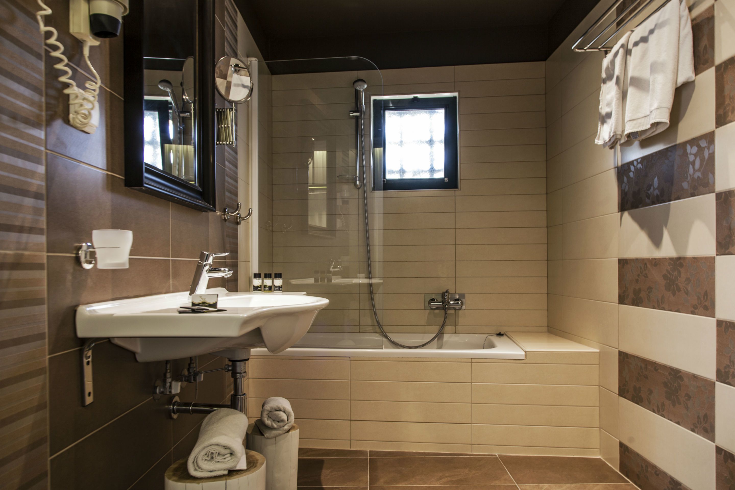 Une salle de bain avec un lavabo, un miroir et une douche.