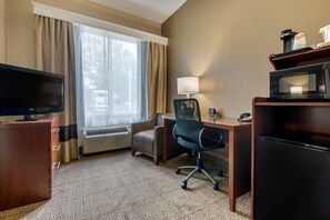 Suíte, 1 cama King e sofá-cama, para não fumantes (Upgrade) | Cofres nos quartos, escrivaninha, espaço de trabalho para notebook