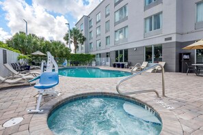 Piscine extérieure, accès possible de 7 h à 20 h, parasols