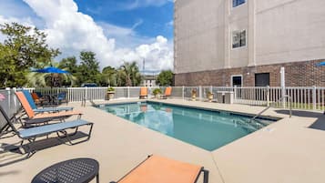 Piscine extérieure (ouverte en saison), parasols de plage