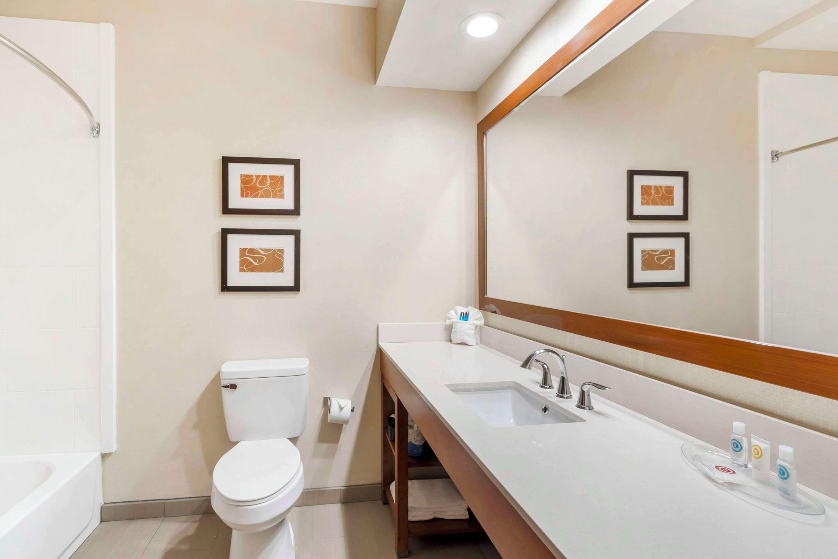 room, non smoking | desk, laptop workspace, iron/ironing board, free wifi