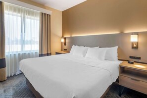 Suite familiar | Escritorio, cortinas blackout y tabla de planchar con plancha 