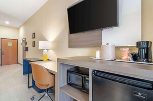 Escritorio, cortinas blackout y tabla de planchar con plancha 