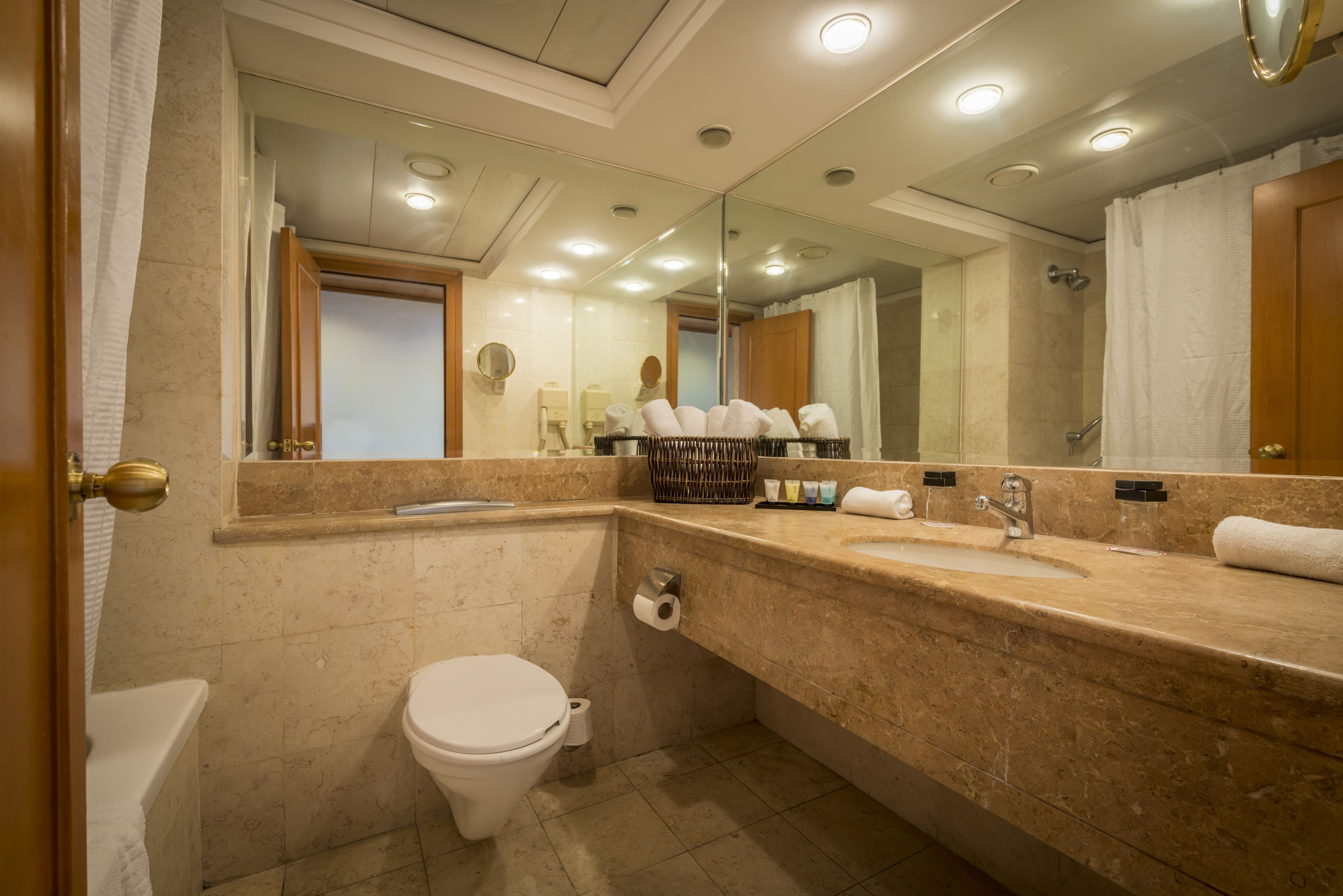 Ein Badezimmer mit Toilette, Waschbecken und Spiegel.
