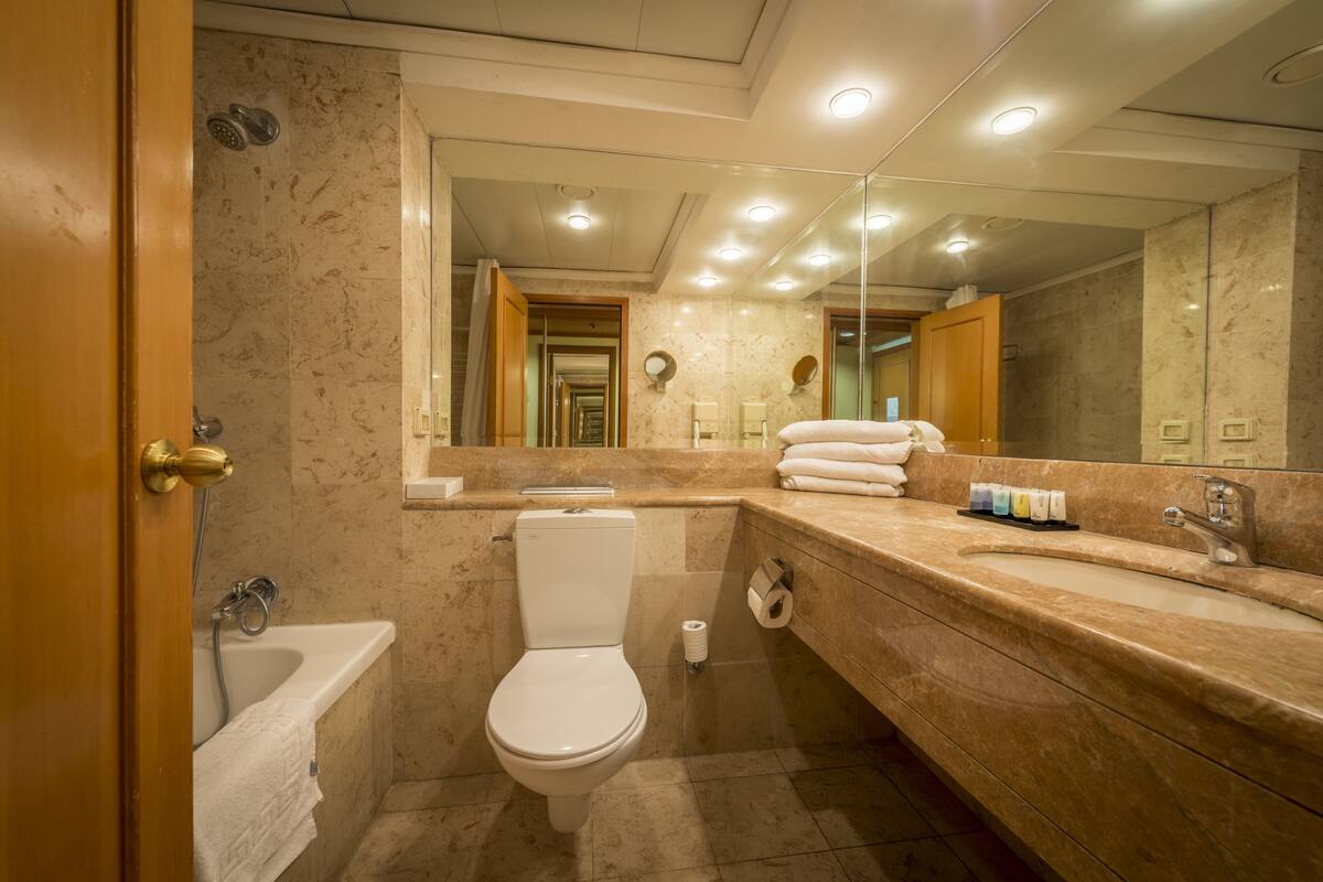 gefen room (classic wing) | bathroom | shower, hair dryer, bathrobes, slippers