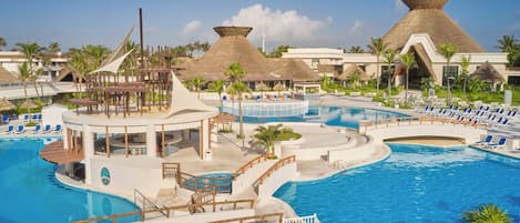 4 piscines extérieures, parasols de plage, chaises longues