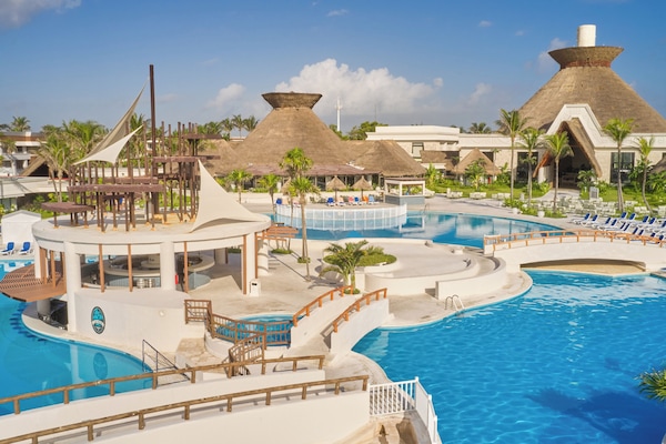 4 outdoor pools, pool umbrellas, sun loungers