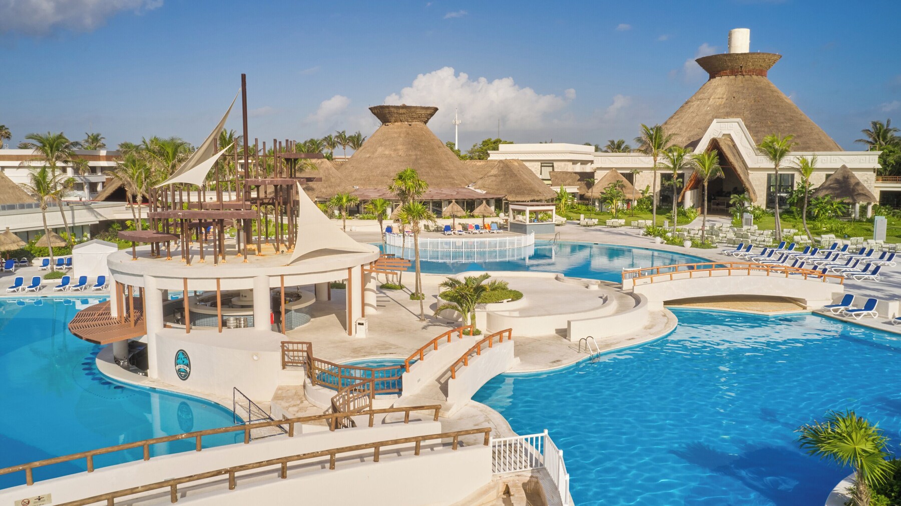 4 outdoor pools, pool umbrellas, sun loungers