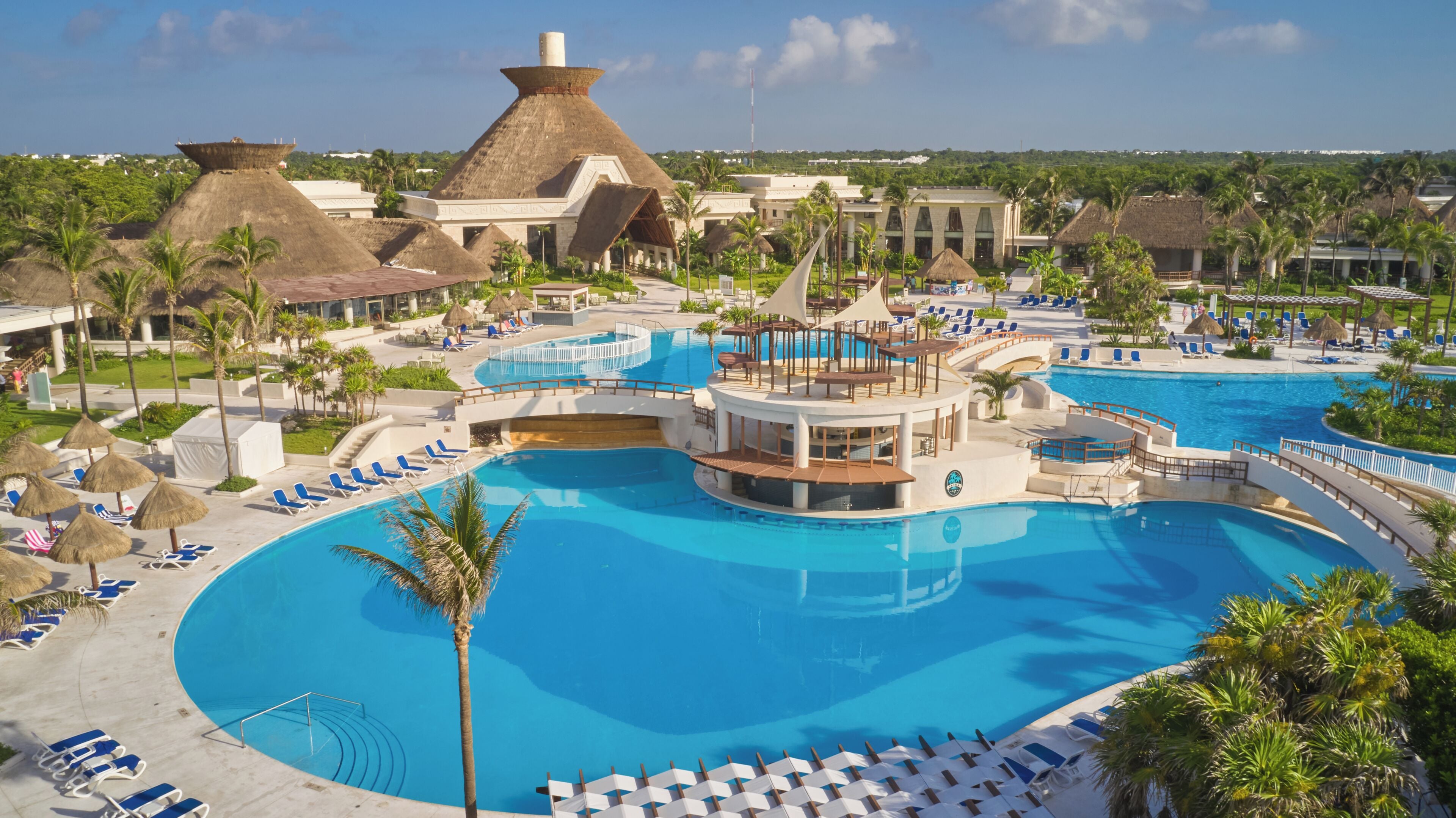 4 piscines extérieures, parasols de plage, chaises longues