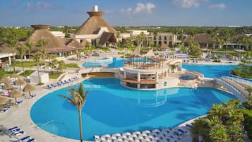 4 piscines extérieures, parasols de plage, chaises longues