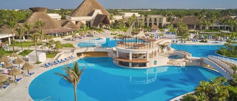 4 outdoor pools, pool umbrellas, pool loungers