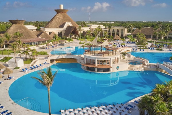 4 outdoor pools, pool umbrellas, sun loungers