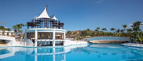 3 piscines extérieures, parasols de plage, chaises longues