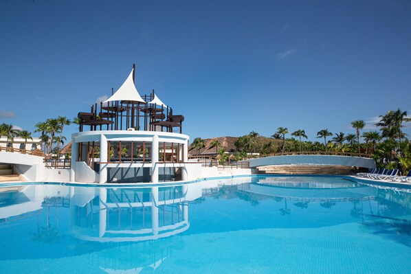 3 piscines extérieures, parasols de plage, chaises longues