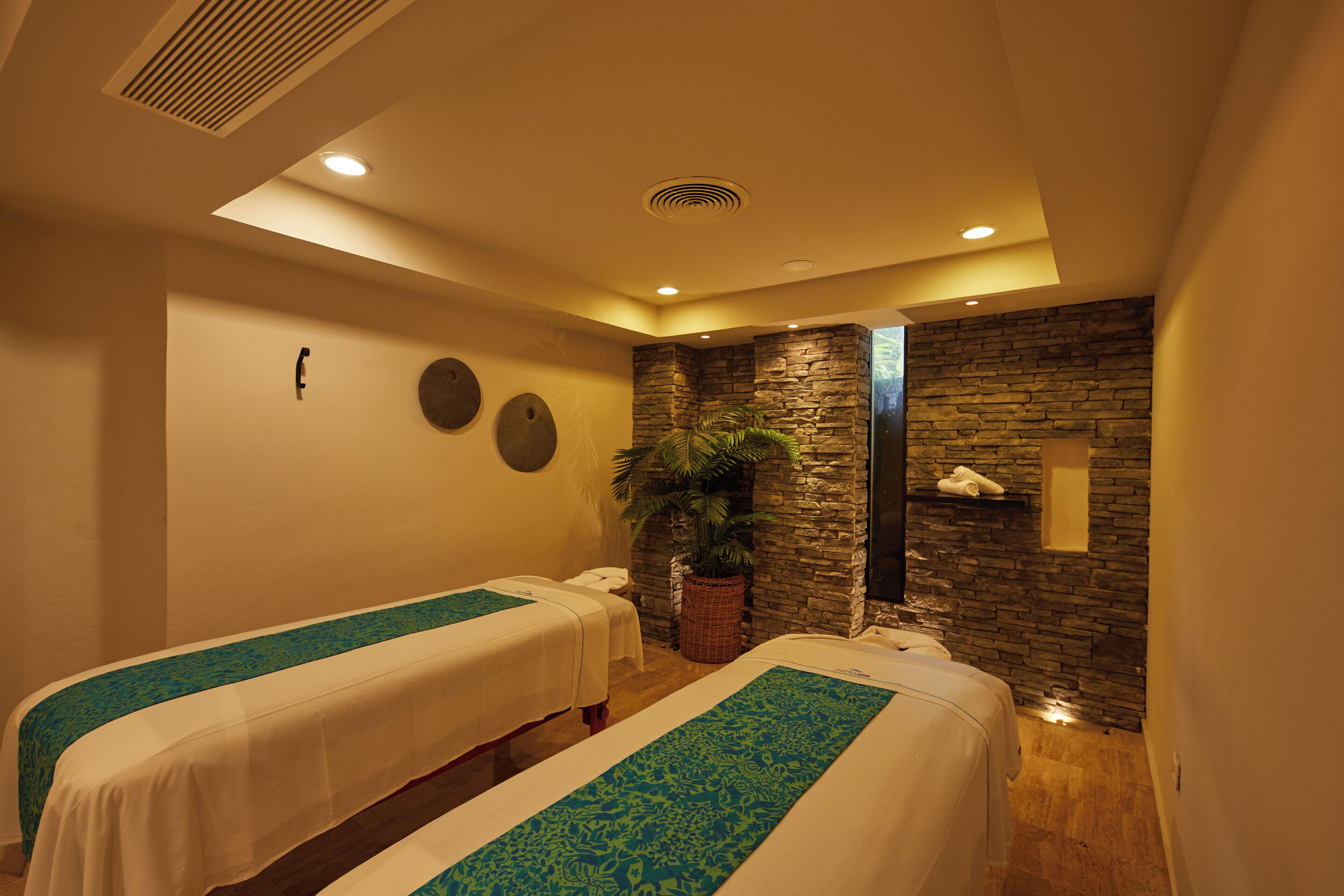 Área de tratamento externa, sauna seca, banheira de hidromassagem