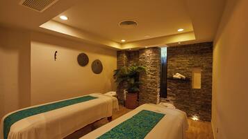Área de tratamento externa, sauna seca, banheira de hidromassagem