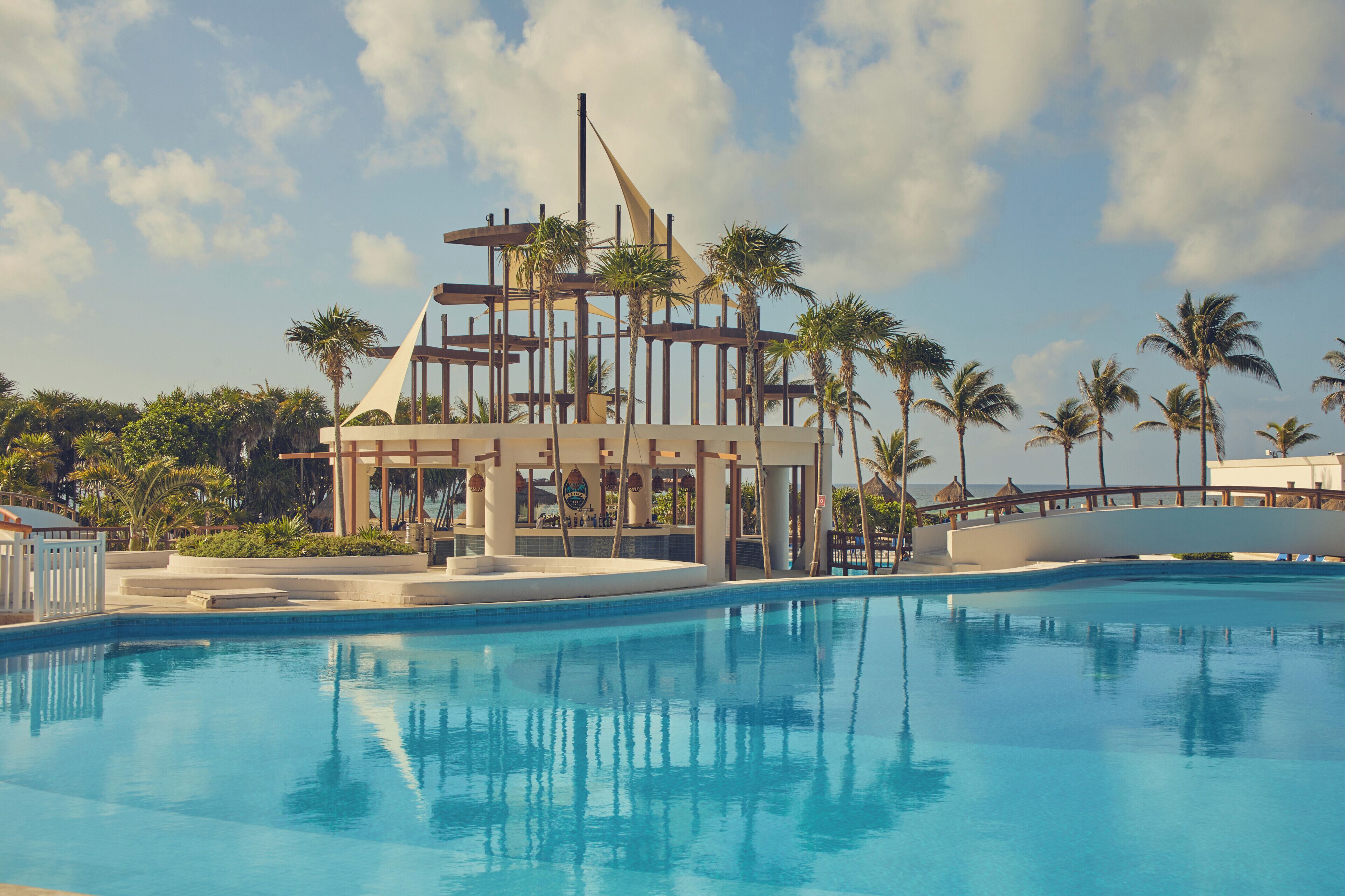 4 piscines extérieures, parasols de plage, chaises longues