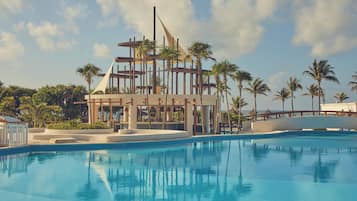 4 piscines extérieures, parasols de plage, chaises longues