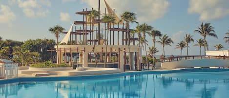 4 piscines extérieures, parasols de plage, chaises longues