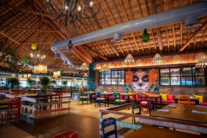 7 restaurants, servant le déjeuner et le dîner; cuisine internationale