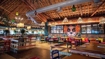 7 restaurants; ze serveren er ontbijt, lunch en diner