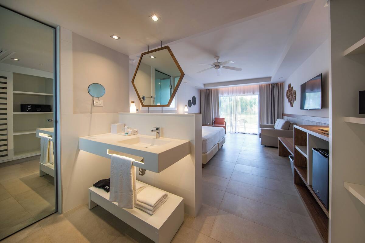 1 bedroom, in-room safe, desk, laptop workspace