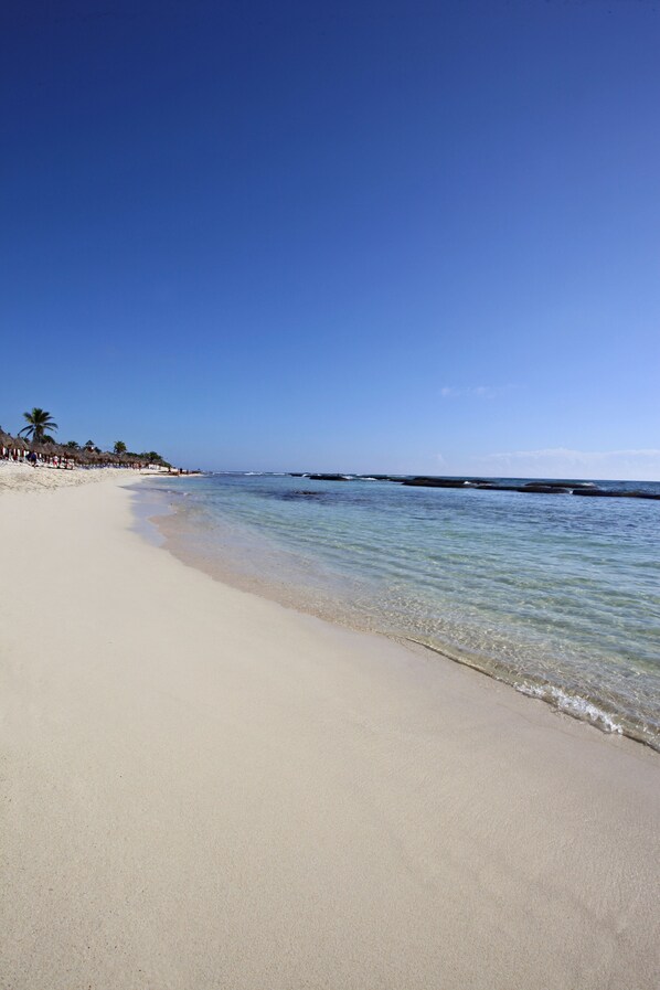 Spiaggia privata, sabbia bianca, ombrelloni, teli da spiaggia