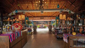 7 restaurants; breakfast, lunch, and dinner served
