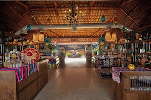 7 restaurants; breakfast, lunch, and dinner served