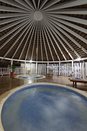 4 outdoor pools, sun loungers