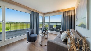 Suite (Penthouse) | Oppholdsområde | En 40-tommers LED-TV med digitale kanaler samt TV og fotballspill