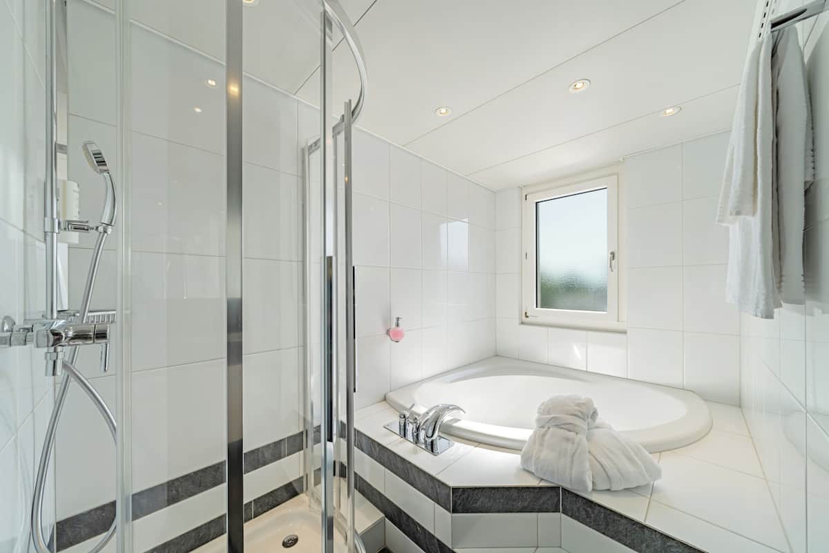 suite (penthouse) | bathroom | free toiletries, hair dryer, bathrobes, slippers