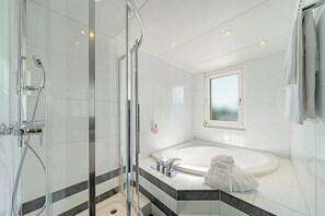 Suite (Penthouse) | Bathroom | Free toiletries, hair dryer, bathrobes, slippers - Seedamm Plaza (Freienbach)
